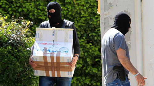 Francia entrega a España documentos sobre ETA Francia entrega a España miles de armas y documentos sobre ETA